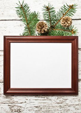 Beyaz ahşap duvar dallarda köknar ile boş ahşap çerçeve