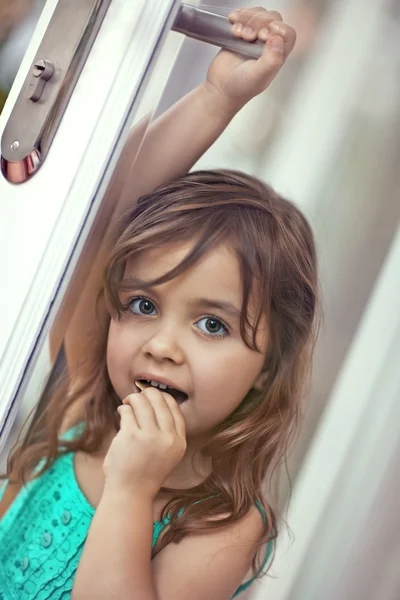 Ragazza con biscotti sulla porta — Foto Stock