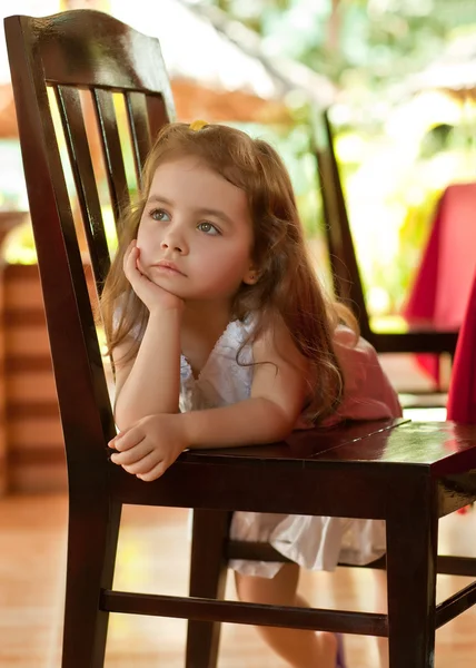 Sandalye üzerinde düşünceli kız — Stok fotoğraf