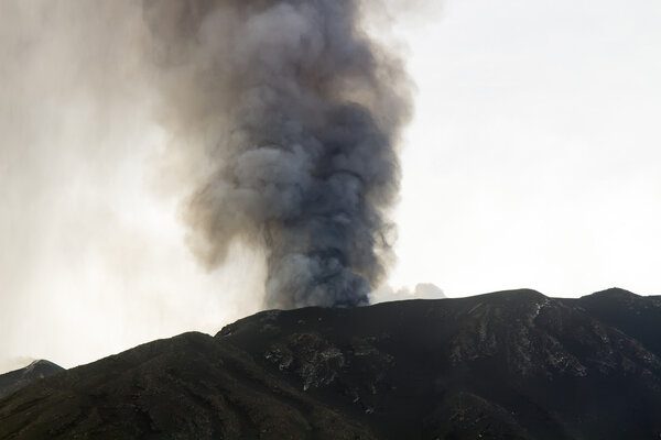 Volano Etna eruption
