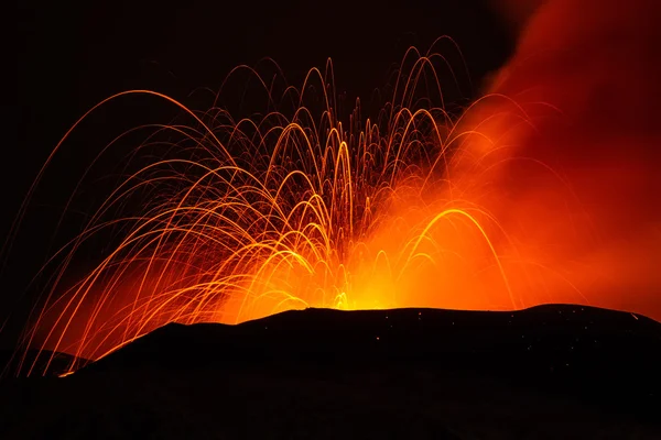 夜行埃特纳火山喷发 — 图库照片