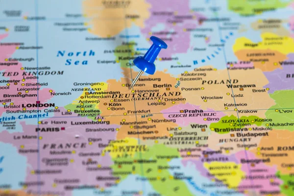 Map of Deutschland with a blue pushpin stuck — Stock Photo, Image