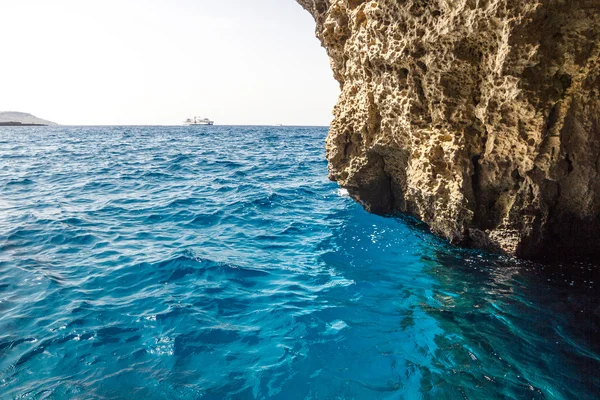 Krystalicznie czyste laguny na wyspę Comino, Malta, Mediterranea — Zdjęcie stockowe