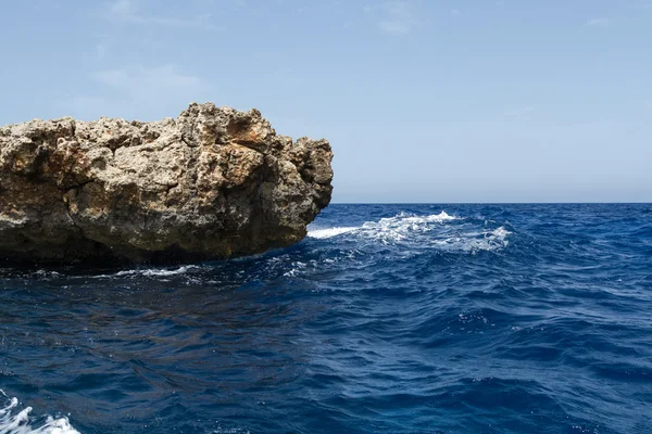 Křišťálově čisté laguny na Středozemní ostrov Comino, Malta, — Stock fotografie