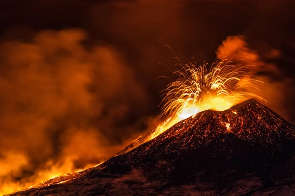 埃特纳火山喷发-卡塔尼亚，西西里岛 — 图库照片