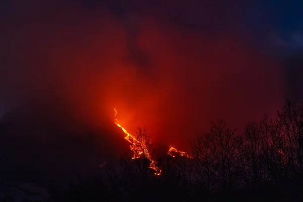 Altre esplosioni nella notte e flusso di lava — Foto Stock