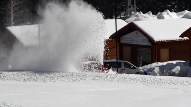 Snow thrower podczas Zimowych blizzard śniegu w vulcano etna — Wideo stockowe