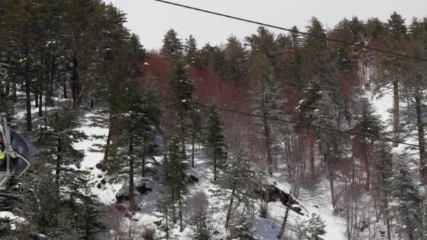 Skiërs rijden stoeltjeslift omhoog naar de top van vulkaan berg etna — Stockvideo