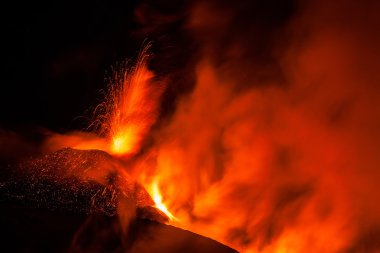 Etna Dağı Erüpsiyonu ve lav akışı