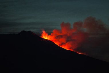 Etna Dağı Erüpsiyonu ve lav akışı