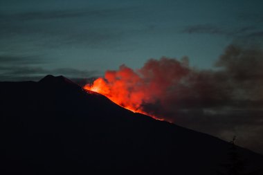 Etna Dağı Erüpsiyonu ve lav akışı