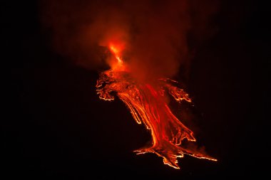Etna Dağı Erüpsiyonu ve lav akışı