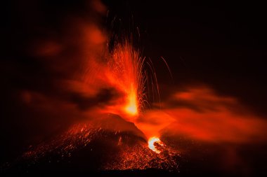 Etna Dağı Erüpsiyonu ve lav akışı