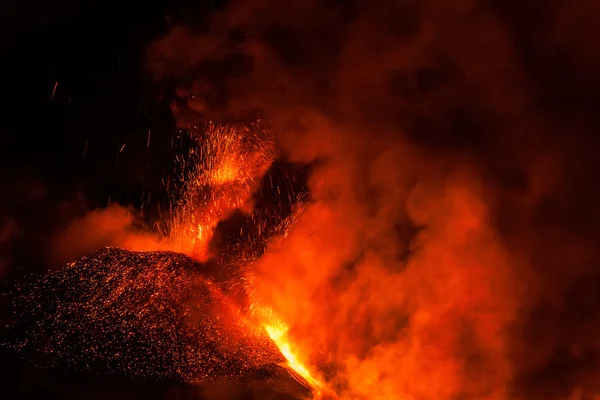 Etnas utbrott och lava flöde — Stockfoto