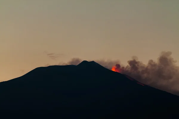 Uitbarsting van de Etna en lavastroom — Stockfoto