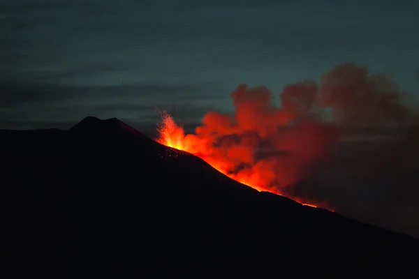 Éruption de l'Etna et écoulement de lave — Photo