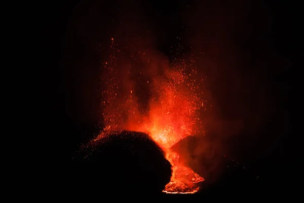 Éruption de l'Etna et écoulement de lave — Photo