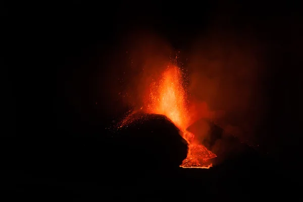 Éruption de l'Etna et écoulement de lave — Photo