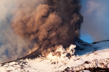 Etna Dağı Erüpsiyonu ve lav akışı