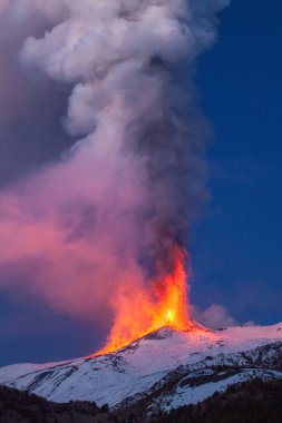 Etna Dağı Erüpsiyonu ve lav akışı