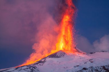 Etna Dağı Erüpsiyonu ve lav akışı