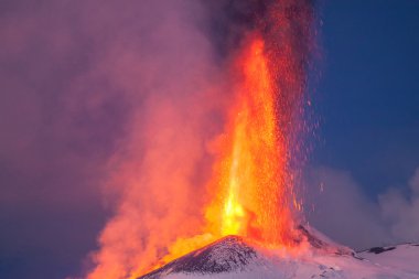 Etna Dağı Erüpsiyonu ve lav akışı