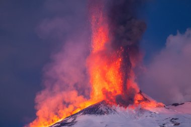 Etna Dağı Erüpsiyonu ve lav akışı
