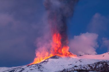 Etna Dağı Erüpsiyonu ve lav akışı