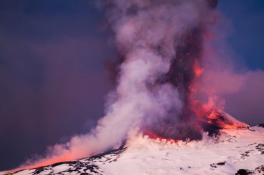 Etna Dağı Erüpsiyonu ve lav akışı