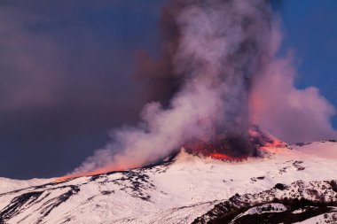Etna Dağı Erüpsiyonu ve lav akışı