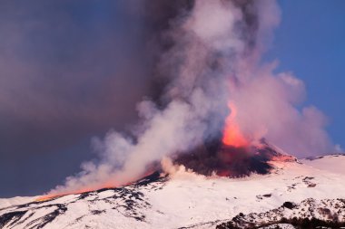 Etna Dağı Erüpsiyonu ve lav akışı