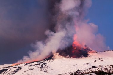 Etna Dağı Erüpsiyonu ve lav akışı