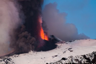 Etna Dağı Erüpsiyonu ve lav akışı