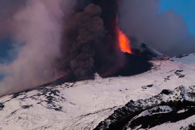 Etna Dağı Erüpsiyonu ve lav akışı