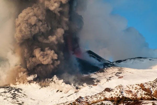 Monte Etna Erupción y flujo de lava — Foto de Stock