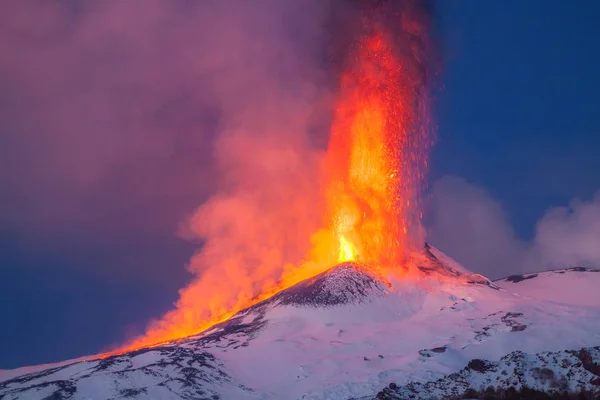 Etna Dağı Erüpsiyonu ve lav akışı