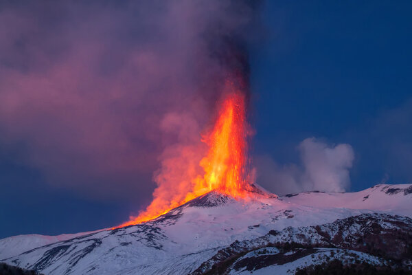 Извержение Этны и поток лавы
