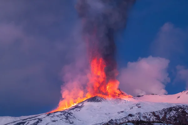 Etnas utbrott och lava flöde — Stockfoto
