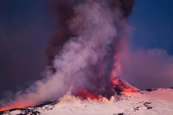 Mount kitörés a vulkán és a láva áramlási — Stock Fotó