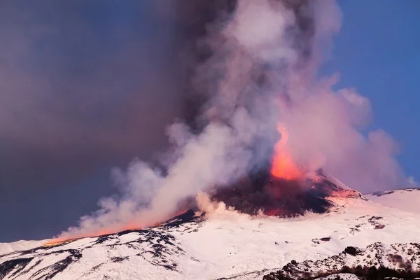 Monte Etna Erupción y flujo de lava — Foto de Stock