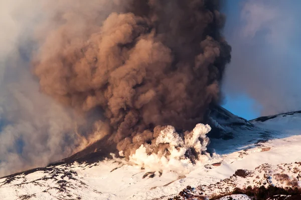 Etna Dağı Erüpsiyonu ve lav akışı — Stok fotoğraf
