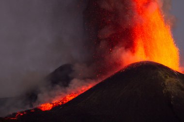 Etna Dağı Erüpsiyonu ve lav akışı