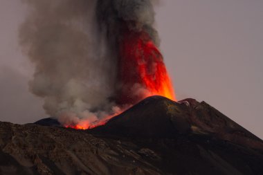 Etna Dağı Erüpsiyonu ve lav akışı