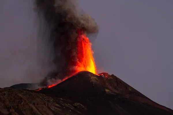Etna Dağı Erüpsiyonu ve lav akışı