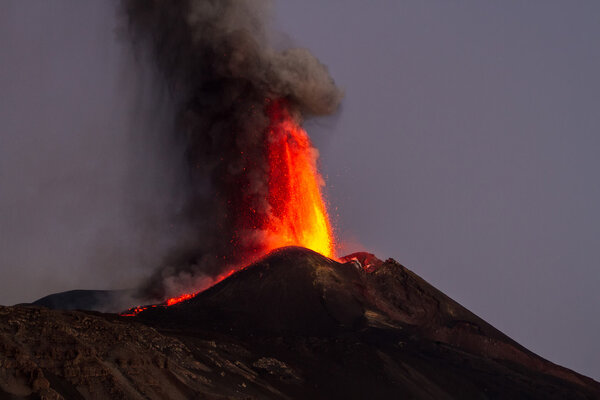 Извержение Этны и поток лавы
