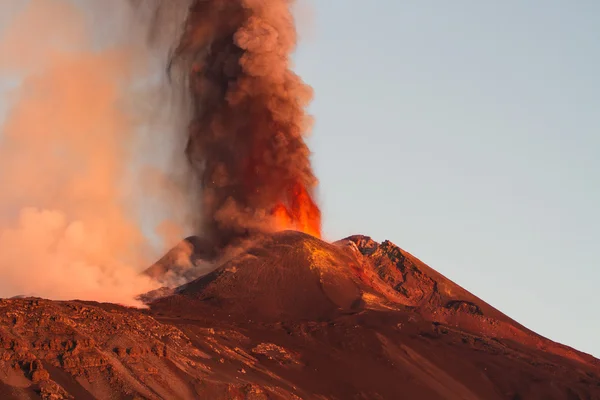 Etna Dağı Erüpsiyonu ve lav akışı — Stok fotoğraf