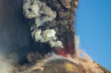 Etna Dağı Erüpsiyonu ve lav akışı