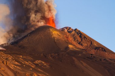 Etna Dağı Erüpsiyonu ve lav akışı