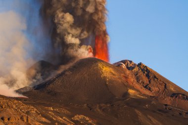 Etna Dağı Erüpsiyonu ve lav akışı