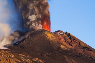 Etna Dağı Erüpsiyonu ve lav akışı